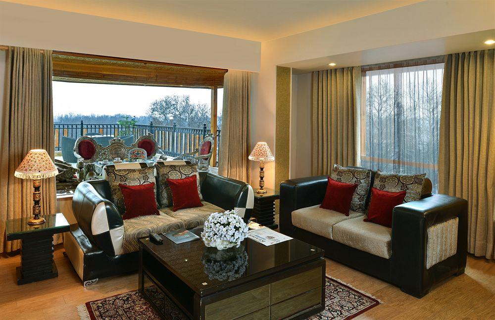 Hotel Golden Tulip Srinagar Exterior foto