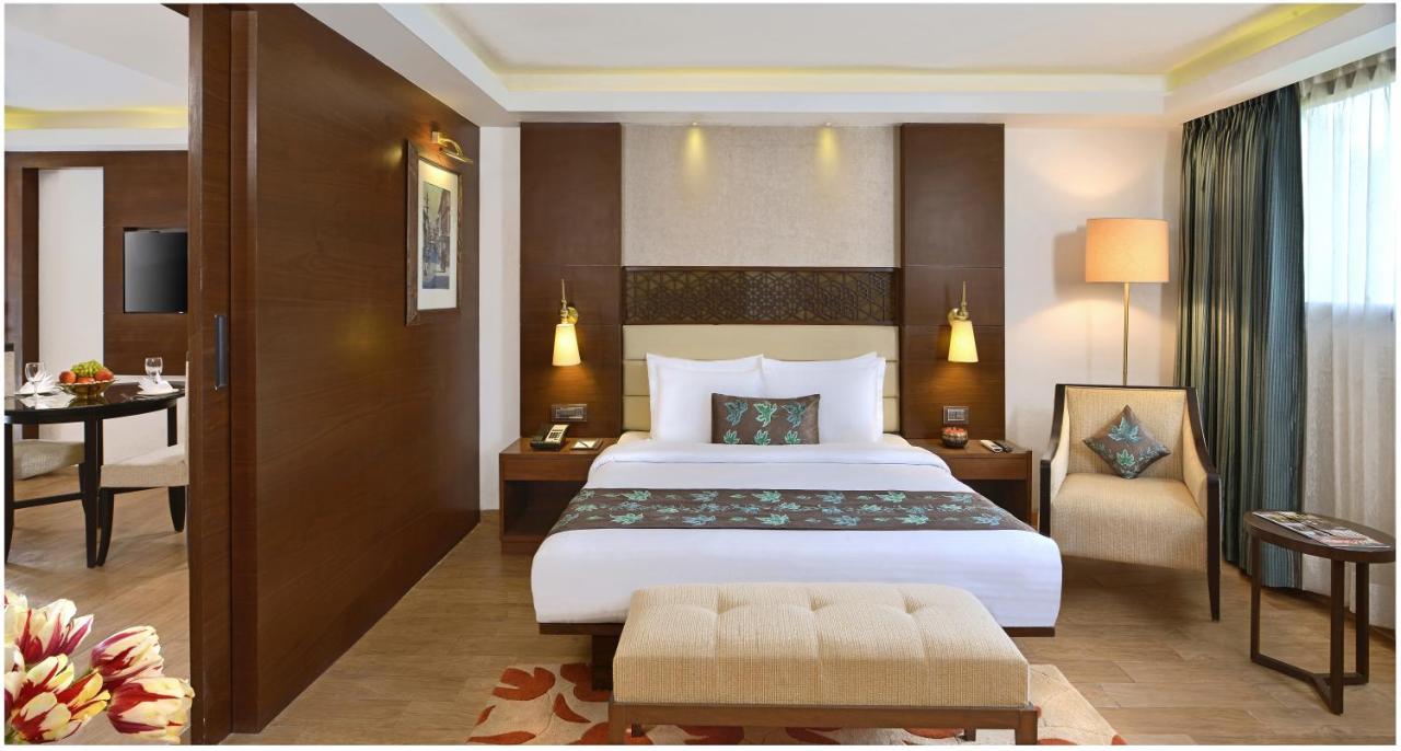 Hotel Golden Tulip Srinagar Exterior foto