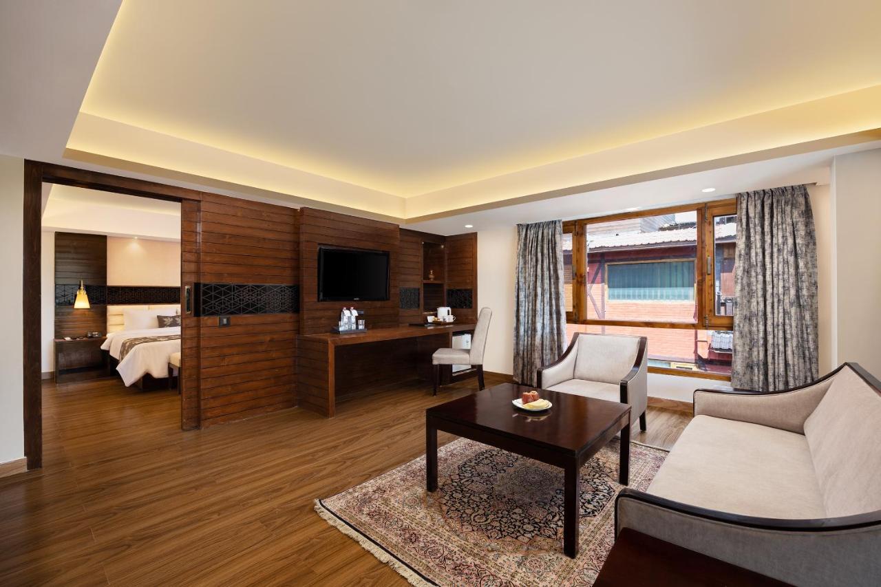 Hotel Golden Tulip Srinagar Exterior foto