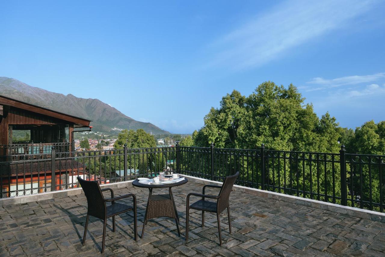Hotel Golden Tulip Srinagar Exterior foto
