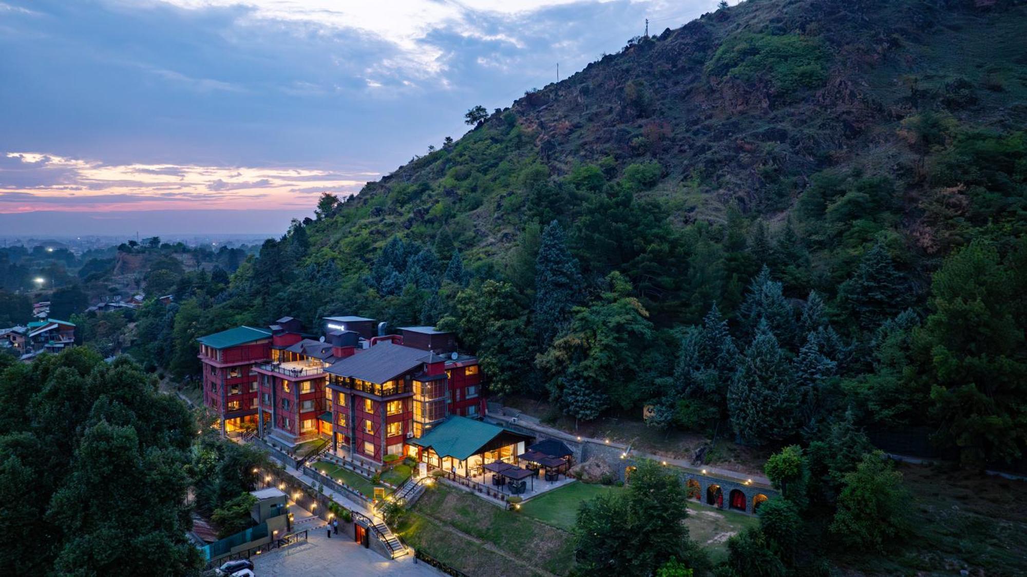 Hotel Golden Tulip Srinagar Exterior foto