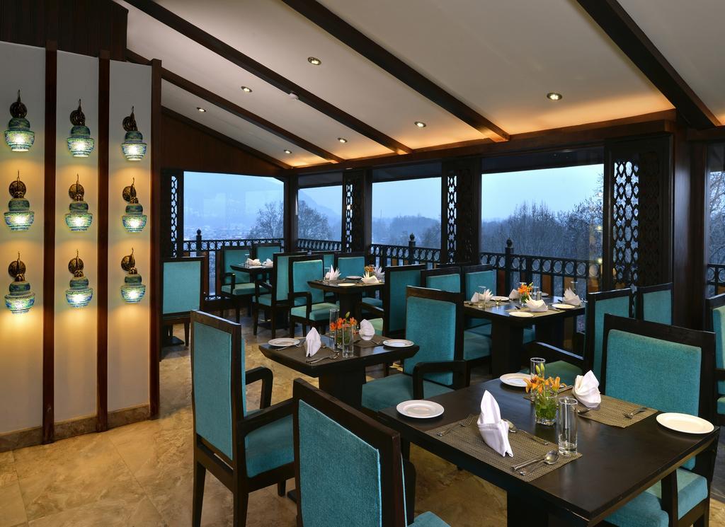 Hotel Golden Tulip Srinagar Exterior foto