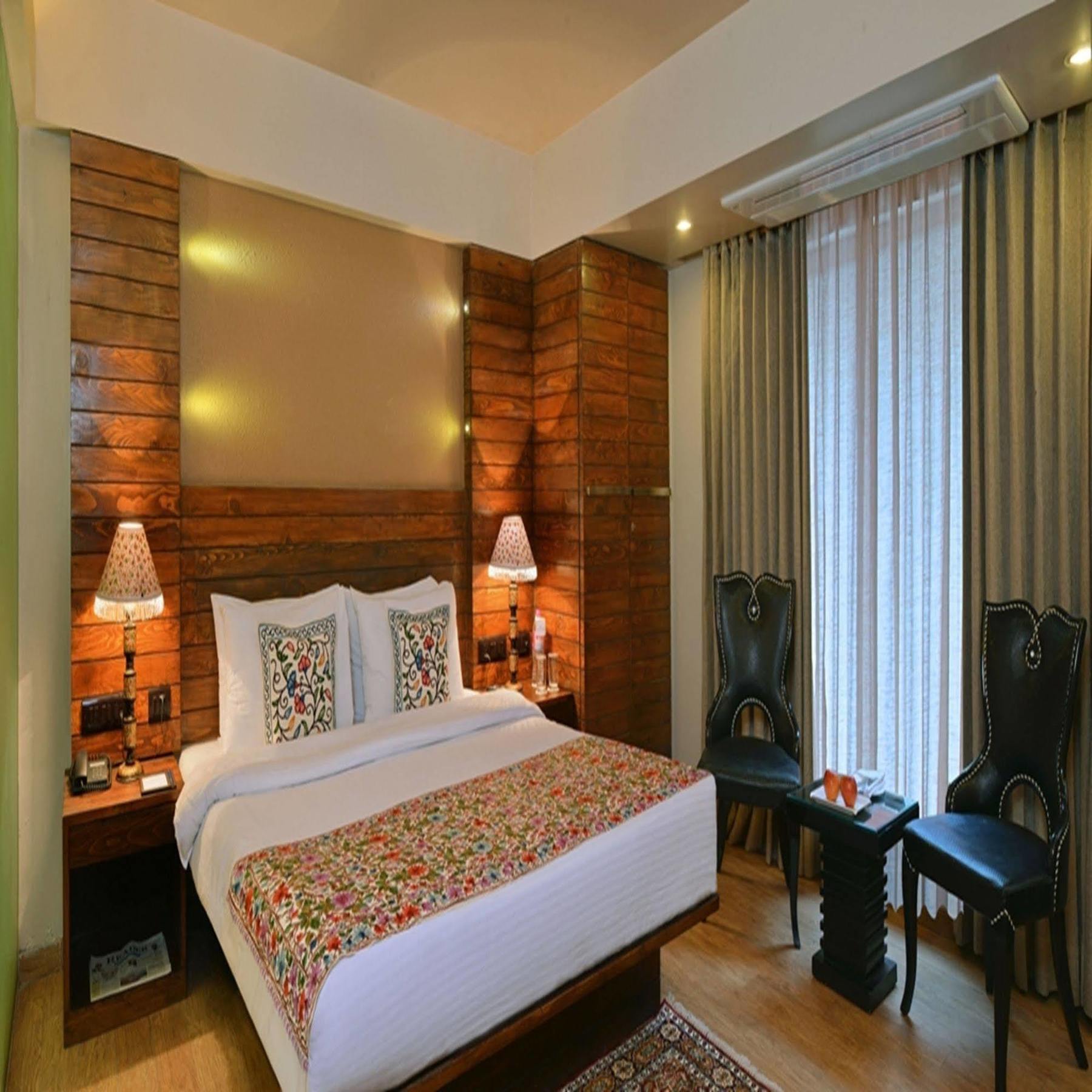 Hotel Golden Tulip Srinagar Exterior foto