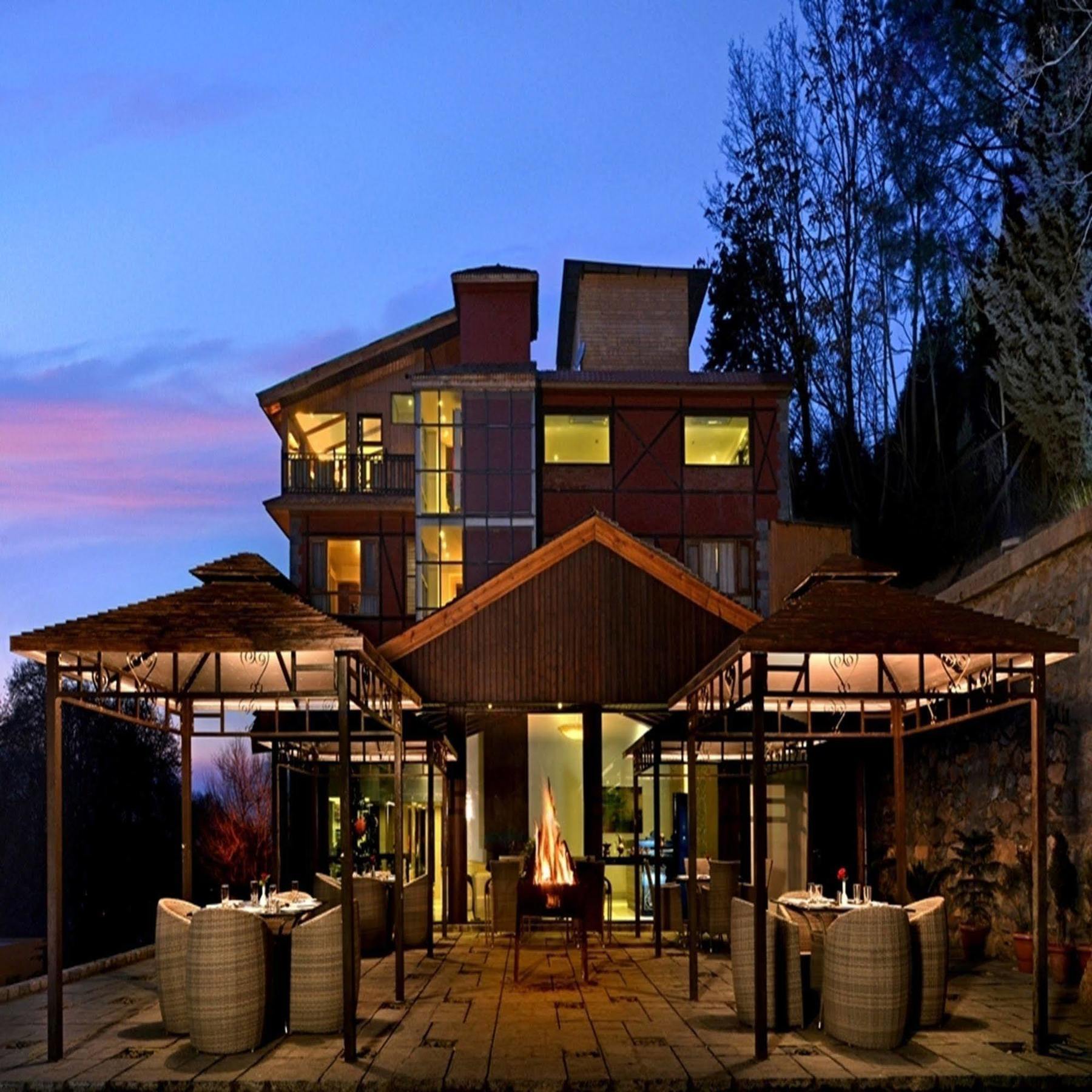 Hotel Golden Tulip Srinagar Exterior foto