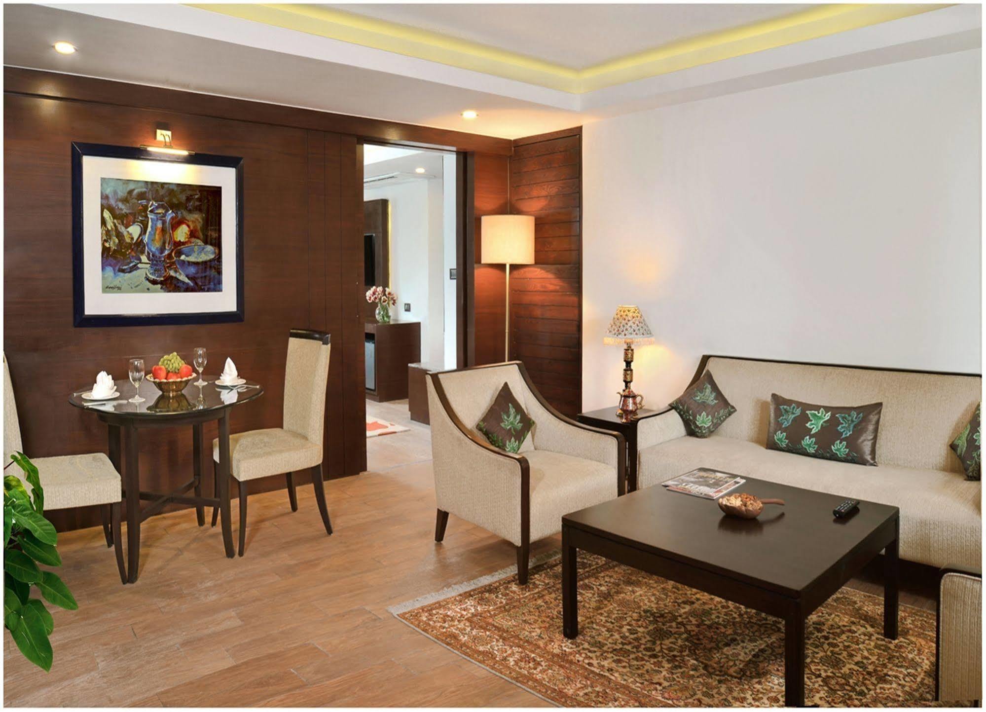 Hotel Golden Tulip Srinagar Exterior foto