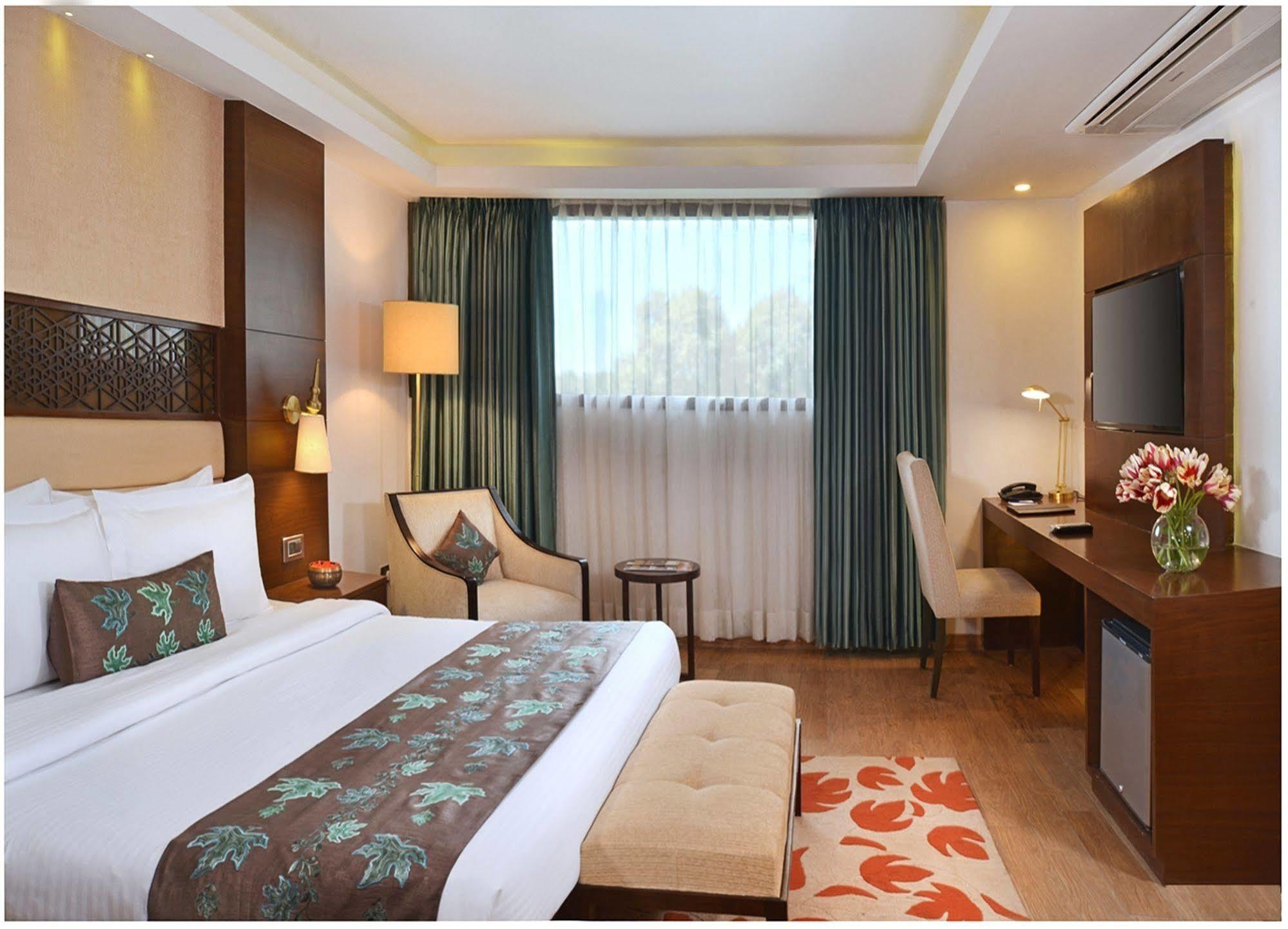 Hotel Golden Tulip Srinagar Exterior foto