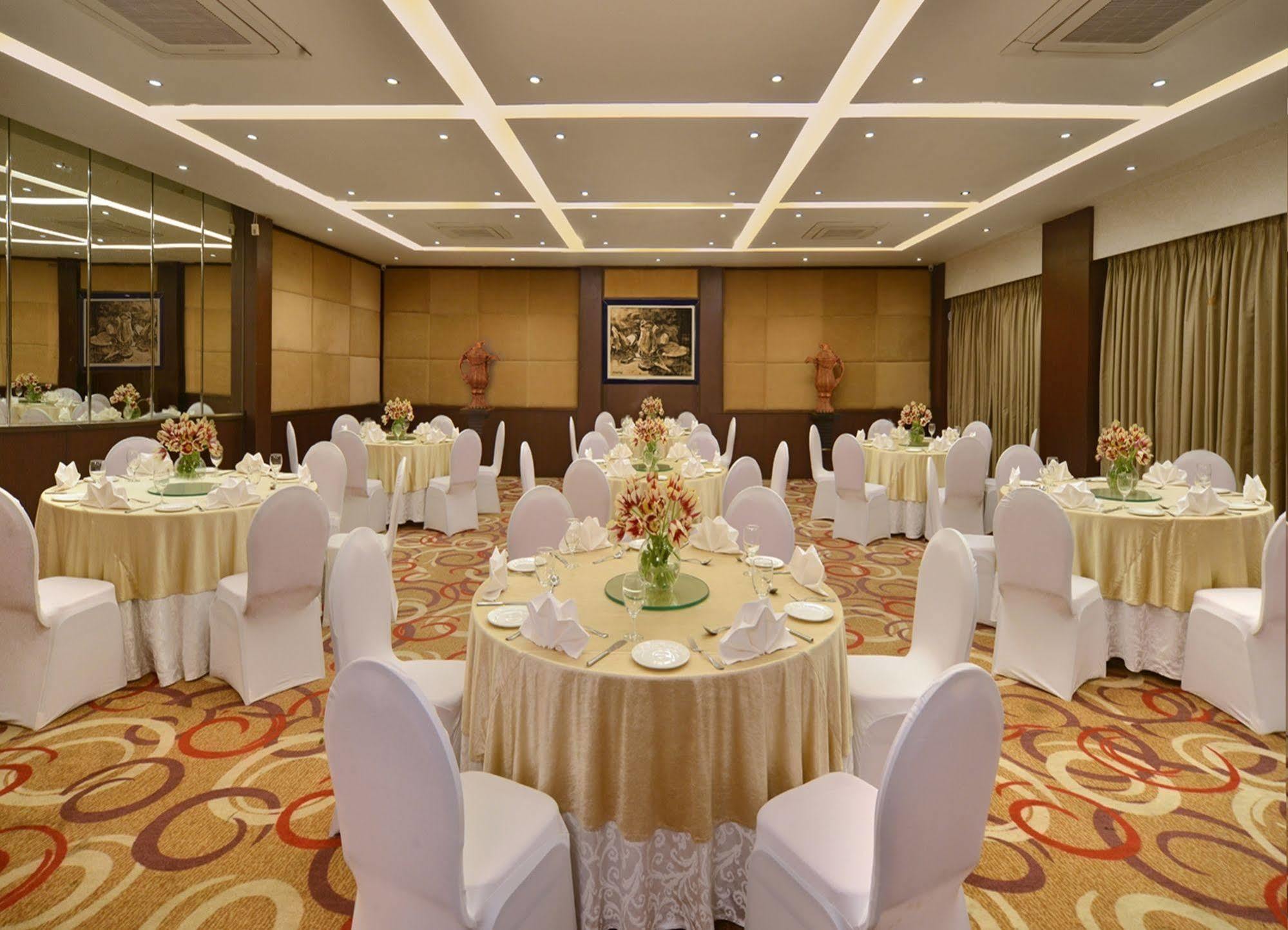 Hotel Golden Tulip Srinagar Exterior foto