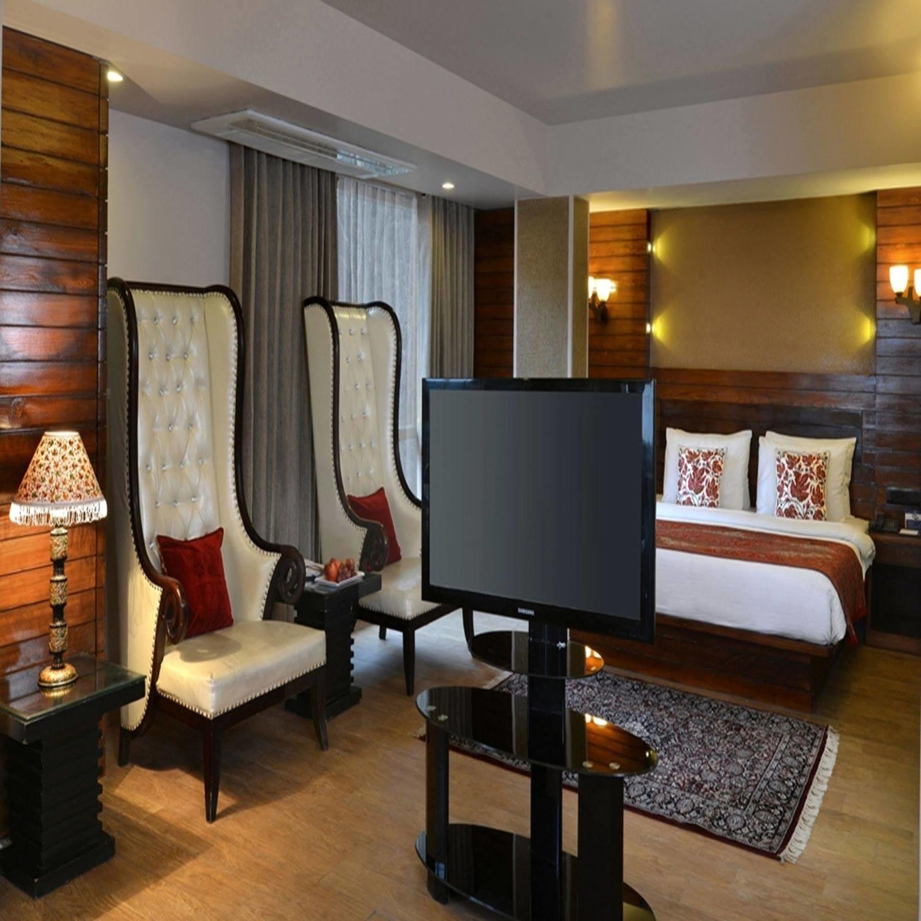 Hotel Golden Tulip Srinagar Exterior foto