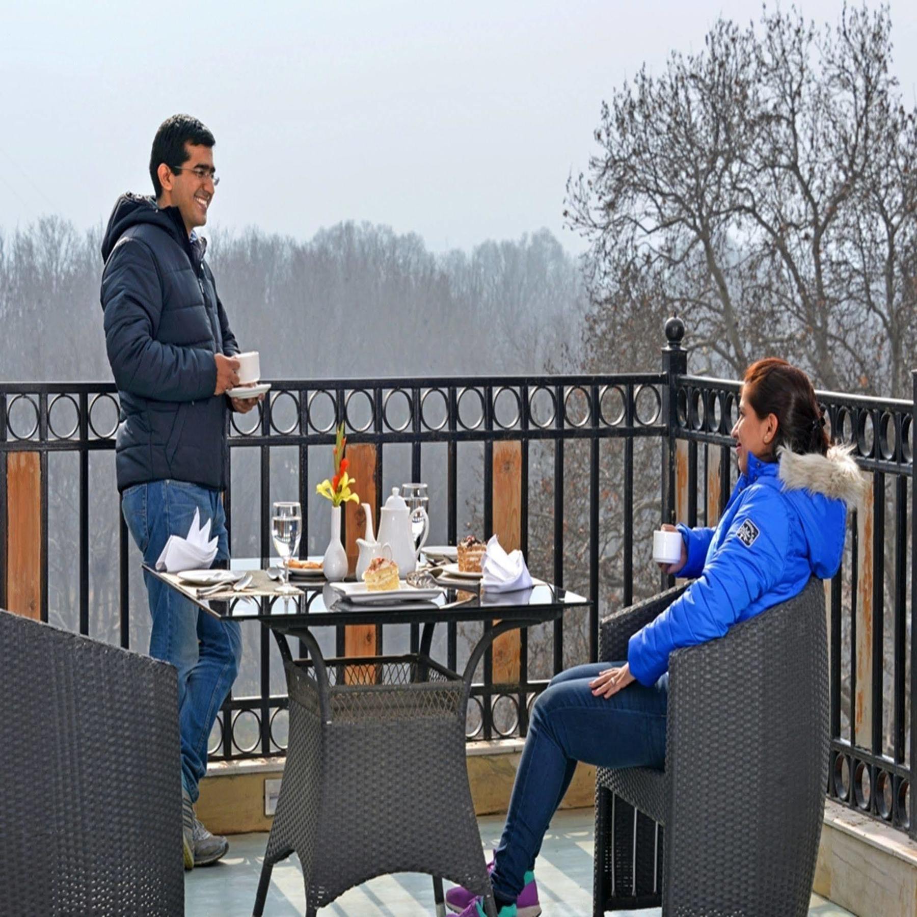 Hotel Golden Tulip Srinagar Exterior foto